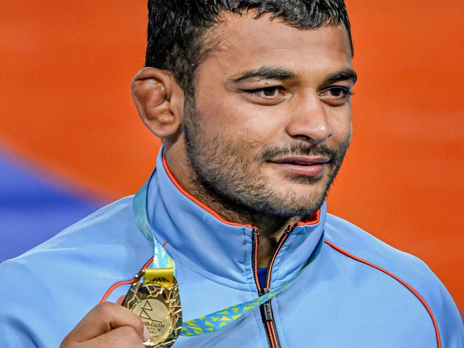  दीपक पूनिया टोक्यो ओलंपिक में मेडल नहीं जीत सके थे. लेकिन उन्होंने यहां निराश नहीं किया. उन्होंने 86 किग्रा वेट कैटेगरी में पाकिस्तान के पहलवान मोहम्मद इनाम को हराकर गोल्ड मेडल अपने नाम किया. (PTI)