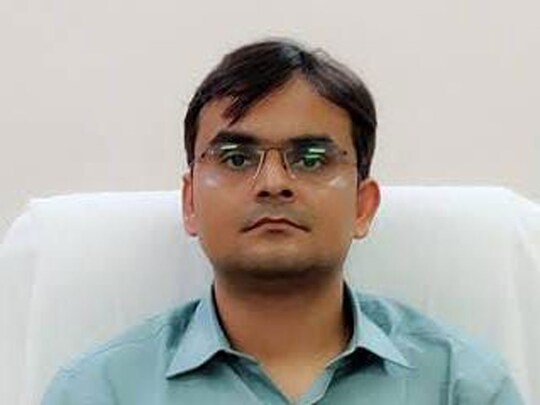 Maharajganj: डीएम की फोटो लगी व्हाट्सएप नंबर से रुपये ऐंठने की कोशिश 