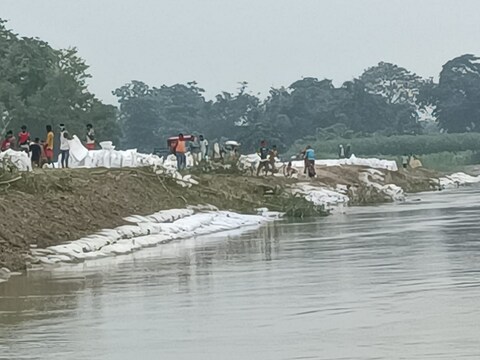 गंगा नदी के जलस्‍तर में अप्रत्‍याशित वृद्धि और कटाव शुरू होने से स्‍थानीय लोगों में दहशत है. (न्‍यूज 18 हिन्‍दी) 