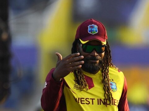 वेस्टइंडीज के हरफनमौला खिलाड़ी क्रिस गेल यूसुफ पठान के साथ बल्ले का आदान-प्रदान करना चाहते हैं.(AFP)