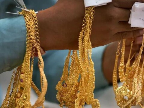  ग्‍लोबल मार्केट में आज सोने और चांदी की कीमतों में हल्‍की तेजी है.