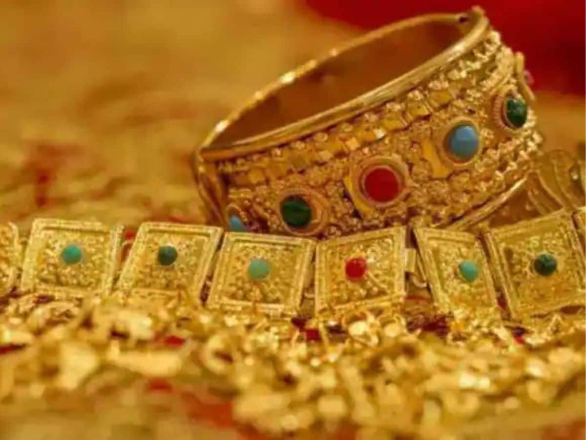एक विवाहित महिला 500 ग्राम और अविवाहित महिला 250 ग्राम तक के सोने के गहने बिना कागजात के रख सकती हैं. 