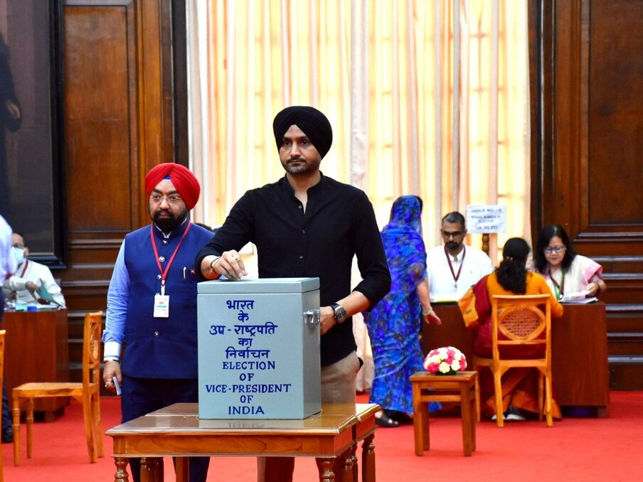  पूर्व क्रिकेटर और आप सांसद हरभजन सिंह ने भी वोट डाला. (फोटो ANI)