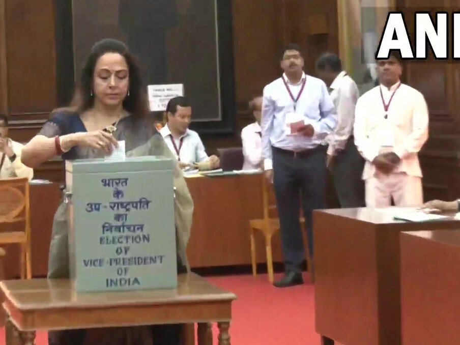  मशहूर अदाकारा और बीजेपी सांसद हेमा मालिनी ने भी उपराष्ट्रपति चुनाव के लिए वोट डाला. (फोटो ANI)