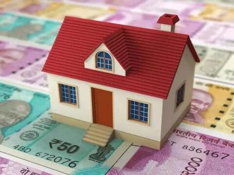 कई बैंक और हाउसिंग फाइनेंस कंपनियां ग्राहकों को होम लोन प्रदान करती हैं, जिनकी आय टैक्सेबल नहीं है.