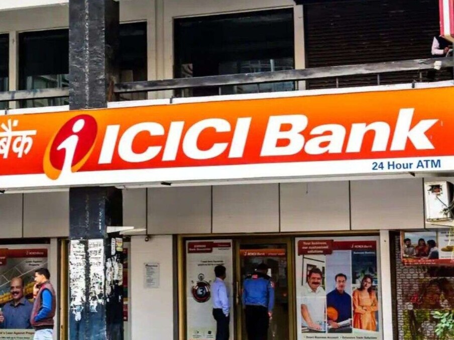  निजी क्षेत्र का दूसरा बड़ा बैंक ICICI अपने ग्राहकों को मेट्रो सिटी में हर महीने 3 मुफ्त निकासी और गैर मेट्रो शहर में 5 मुफ्त निकासी देता है. इसके बाद बैंक 21 रुपये और टैक्‍स वसूलता है. अगर गैर आईसीआईसीआई बैंक के एटीएम से पैसे निकाले तो 1000 रुपये पर 5 रुपये और 25 हजार पर 150 रुपये का चार्ज देना पड़ेगा. इस बैंक के एटीएम से रोजाना 50 हजार रुपये निकाले जा सकते हैं.