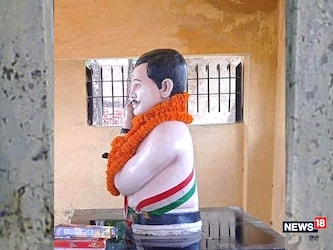  स्वतंत्रता आंदोलन में बांसी तहसील के तेजगढ़ गांव के योगदान को नहीं नकारा जा सकता. अग्रेंजों के जुल्म का विरोध करने पर राजा चंगेरा ने न केवल तेजगढ़ गांव को तीन बार फुंकवा दिया था बल्कि गांव के स्वतंत्रता सेनानी द्वारिका प्रसाद यादव समेत 56 किसानों को यातनाएं दी थीं. उनसे 500 रुपया सामूहिक जुर्माना भी वसूल किया गया था. महात्मा गांधी के विदेशी वस्त्रों के बहिष्कार के आह्वान को सुनकर तेजगढ़ गांव में नमक बनाने की फैक्ट्री शुरू की गई थी. राजा चंगेरा ने अपनी फौज व बांसी पुलिस का सहयोग लेकर तेजगढ़ गांव में चल रही नमक बनाने की भट्ठी एक माह चलने के बाद तुड़वा दी थी और पूरे गांव को दोपहर में ही फूंकवा दिया था. द्वारिका यादव जब सेना के लोगों के हाथ नहीं लगे तब उनके पिता अयोध्या प्रसाद को खूब मारा पीटा और घर से निकाल दिया था. उनके साथ कई अन्य लोगों के घरों को फूंक दिया गया था.