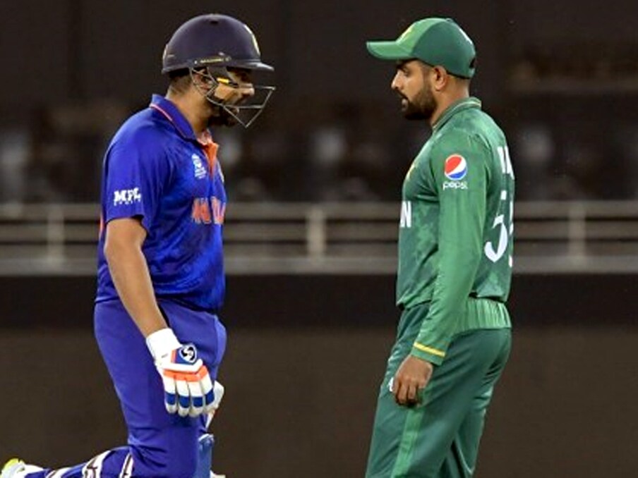  क्रिकेट एक्सपर्ट की माने तो कमजोर हॉन्गकॉन्ग के खिलाफ आज पाकिस्तान की टीम बाजी मार सकती है. ऐसे में आगामी चार सितंबर को एक बार फिर भारत और पाकिस्तान की भिड़ंत होते हुए दिखाई दे रही है. ग्रुप A में मौजूदा समय में भारतीय टीम चार अंकों (+1.096) के साथ पहले स्थान पर स्थित है. वह पाकिस्तान और हॉन्गकॉन्ग की टीम बिना किसी अंक के क्रमशः दुसरे एवं तीसरे स्थान पर काबिज है. (AFP)