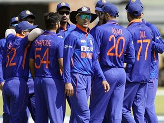  दक्षिण अफ्रीका के वनडे सीरीज के लिए भारतीय टीम: शिखर धवन (कप्तान), ऋतुराज गायकवाड़, शुभमन गिल, श्रेयस अय्यर (उप कप्तान), रजत पाटीदार, राहुल त्रिपाठी, ईशान किशन (विकेटकीपर), संजू सैमसन (विकेटकीपर), शाहबाज अहमद, शार्दुल ठाकुर, कुलदीप यादव, रवि बिश्नोई, मुकेश कुमार, आवेश खान, मोहम्मद सिराज और दीपक चाहर.