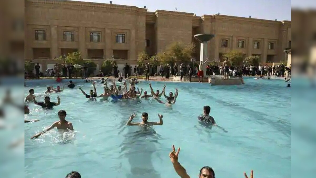 इराक: राष्ट्रपति भवन पर हमले के बाद प्रदर्शनकारियों ने स्विमिंग पूल में लगाई डुबकी देखें वीडियो