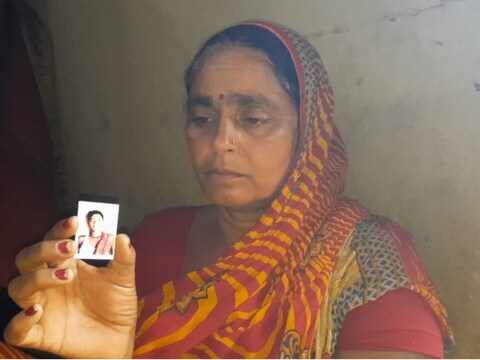 जमुई में अपने अगवा बच्चे की तस्वीर दिखाती मां.