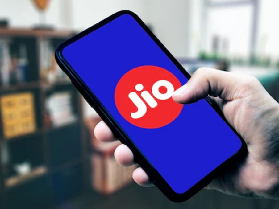रिलायंस जियो अपने ग्राहकों के लिए एक से बढ़ कर एक प्लान पेश करता है. ग्राहकों की सहूलियत को देखते हुए कंपनी हर रेंज के प्लान पेश करती है, ताकि लोग अपने हिसाब से रिचार्ज कर सकें. कंपनी ग्राहकों के लिए कुछ ऐसे प्लान भी ऑफर करती है, जो कि 100 रुपये से भी कम कीमत में आते हैं. अगर आप भी कोई ऐसा प्लान तलाश कर रहे हैं, जो कि कम कीमत में फ्री कॉलिंग और ज़्यादा वैलिडिटी के साथ आता हो, तो आइए आज हम आपको बताते हैं ऐसे ही प्लान के बारे में....