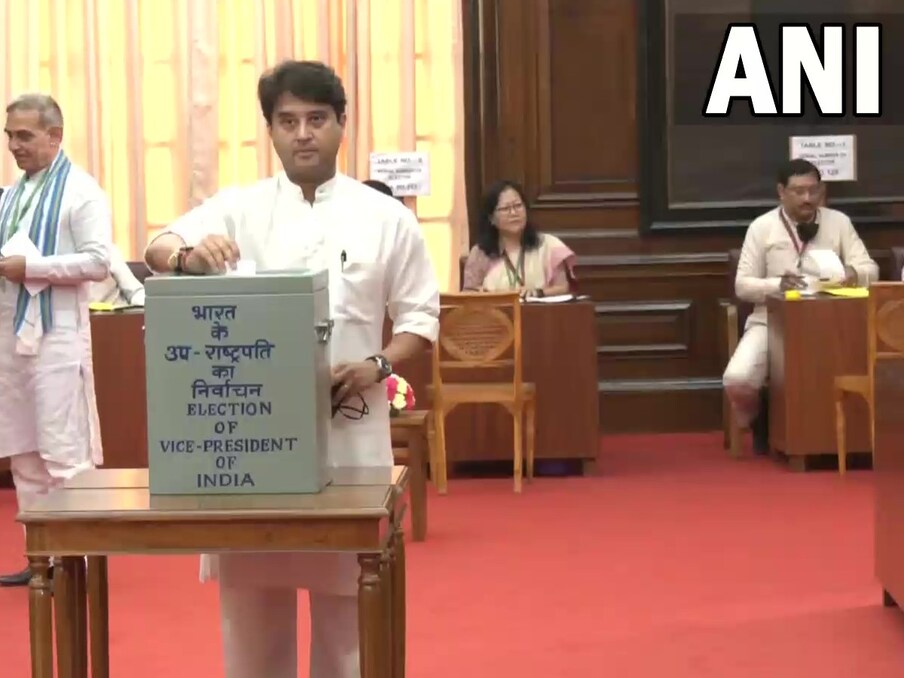  नागर विमानन मंत्री ज्योतिरादित्य सिंधिया वोट डालते हुए. (फोटो ANI)