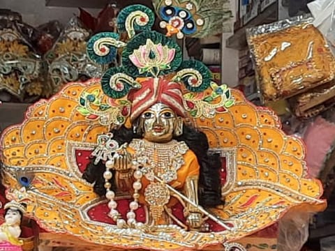 श्रीकृष्‍ण जन्‍माष्‍टमी पर घर पर कान्‍हा को शास्‍त्रीय परंपराओं के अनुसार पोशाक पहनाना और श्रंगार करना शुभ रहता है. 