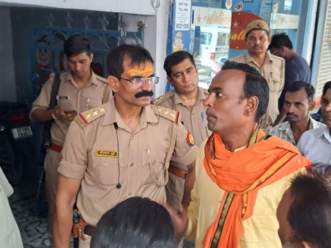 Kanpur: निजी स्कूल में बच्चों को कलमा पढ़वाने के आरोप पर हंगामा 