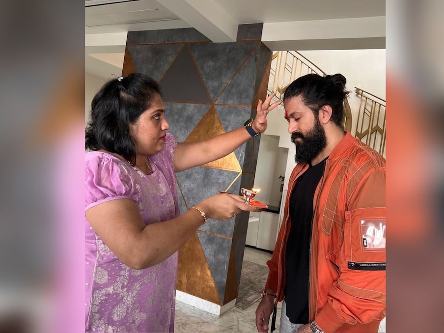  यहां नंदनी सुपरस्टार भाई के माथे पर तिलक लगा रही हैं और बहन के सम्मान में यश आंखों को बंद और सिर को झुकाए हुए देखे जा सकते हैं. (Photo Source- Instagram)