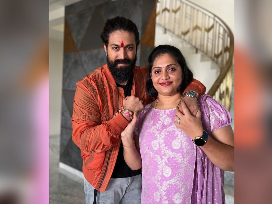  रक्षाबंधन की ये तस्वीरें शेयर करते हुए यश ने कैप्शन में लिखा, 'सिबलिंग- नियति (Destiny) द्वारा एक साथ लाए गए. जीवन भर के प्यार और समर्थन से बंधे हुए. सभी को रक्षा बंधन की शुभकामनाएं.' (Photo Source- Instagram)