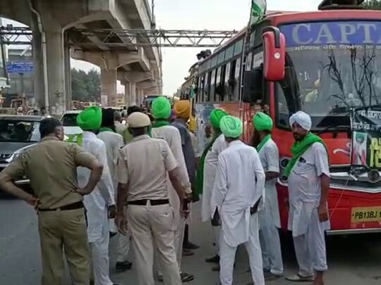 गाजीपुर बॉर्डर के जर‍िए द‍िल्‍ली में प्रवेश करने वाले लोगों को ज्‍यादा समस्‍या का सामना करना पड़ रहा है.