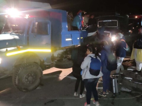 लाहौल घाटी में चट्टान खिसकने से कोकसर काजा सड़क जाम, रेस्क्यू कर निकाले पर्यटक.
