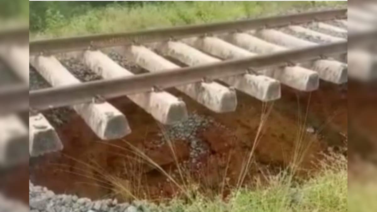 धनबाद के निरसा में रेलवे लाइन के ठीक नीचे धंसी जमीन बगल से गुजरता है हावड़ा-नई दिल्‍ली ट्रैक