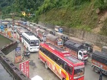 VIDEO: सात मील के पास गिरा पहाड़ी से मलबा, चंडीगढ़-मनाली नेशनल हाईवे बंद