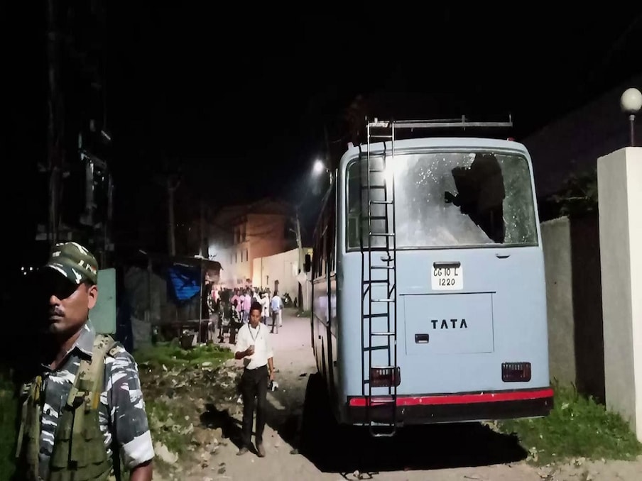  मधुबनी. बिहार विधानसभा में बुधवार को जहां महागठबंधन की सरकार के सामने बहुमत साबित करने की चुनौती थी, वहीं दूसरी ओर बुधवार को ही सुबह-सुबह आरजेडी के कई नेताओं के ठिकानों पर सीबीआई की दबिश से सनसनी फैल गई. आरजेडी के राज्यसभा सांसद डॉ फैयाज अहमद के मधुबनी स्थित आवास के अलावा कई और ठिकानों पर सीबीआई की टीम सुबह करीब 7 बजे पहुंची जिसके बाद देर रात तक छापेमारी हुई. (रिपोर्ट- अमित रंजन)