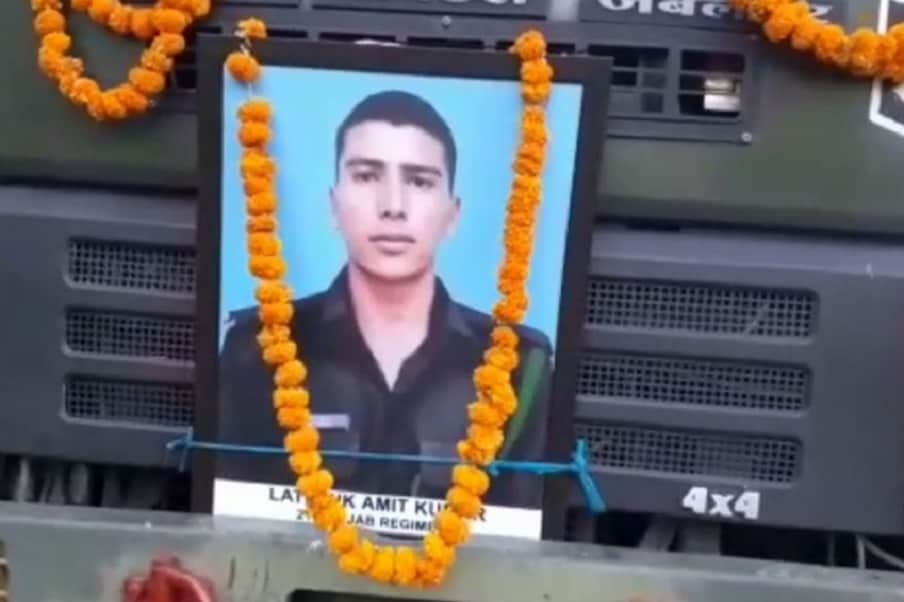  अमित दो महीने पहले छुट्टी पर आया था और इन दिनों सियाचिन में अपनी सेवाएं दे रहा था. कुछ दिन पहले ड्यूटी के दौरान अमित कुमार को पेट में दर्द उठा. इलाज के लिये उन्हे लेह अस्पताल भर्ती करवाया गया जहां उनका ऑप्रेशन हुआ. कुछ दिनों तक ठीक रहने के बाद फिर से उन्हें पेट में दर्द उठा जिसके उपरांत इलाज के लिये उन्हें चंडीगढ़ कमांड अस्पताल लाया गया. जहां उनका फिर से ऑप्रेशन हुआ लेकिन डॉक्टर उन्हें बचा न सके.