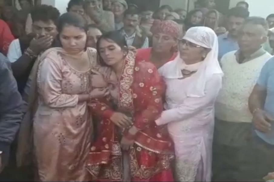  रविवार सुबह सेना के वाहन के माध्यम से सैनिक का पार्थिव शरीर उनके पैतृक गांव लाया गया. पति की अर्थी देख पत्नी मनीषा का रो रो कर बुरा हाल हो गया और इस दौरान वह कई बार गश खाकर बेहोश हो गई. वहीं परिजनों की आंखों में भी आंसू रुकने का नाम नहीं ले रहे थे.