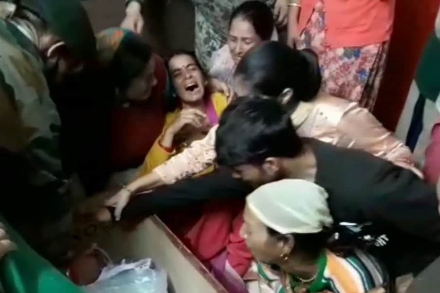  अमित कुमार की 2 वर्ष बेटी सेजल अपने पिता को बार-बार आवाज लगाती रही, लेकिन मासूम को क्या मालूम कि उसके सिर से पिता का साया उठ गया है. मनीषा ने सुहागन के जोड़े में पति अमित कुमार को अंतिम विदाई दी.