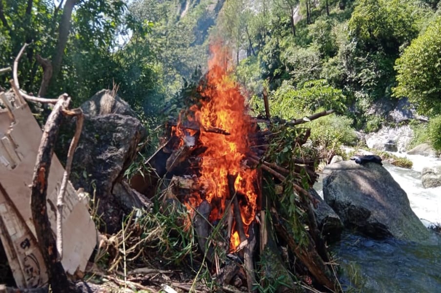  सेना के जवानों ने अमित कुमार की धर्मपत्नी को तिरंगा दिया व सलामी ली. इसके बाद सैनिक सम्मान के साथ अमित कुमार का अंतिम संस्कार किया गया. नायक अमित कुमार को उनके छोटे भी नीशू ने मुखाग्नि दी. अमित कुमार के पिता होशियार सिंह लोक निर्माण विभाग जोगिंदरनगर के अंतर्गत बेलदार के पद पर कार्यरत हैं. उनकी माता गौरी गृहणी हैं, जबकि छोटा भाई पलंबर का काम करता है.
