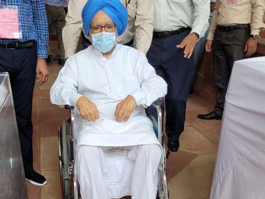  पूर्व प्रधानमंत्री और कांग्रेस सांसद डॉ मनमोहन सिंह उपराष्ट्रपति चुनाव के लिए अपना वोट डालने संसद पहुंचे. (फोटो ANI)