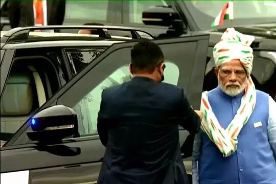 दुनिया की सबसे 'खतरनाक' कार से चलते हैं पीएम मोदी, कीमत और खूबियों पर ...