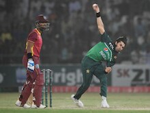 पाकिस्तान को भारत के खिलाफ मैच से पहले लगा बड़ा झटका, एक और गेंदबाज बाहर