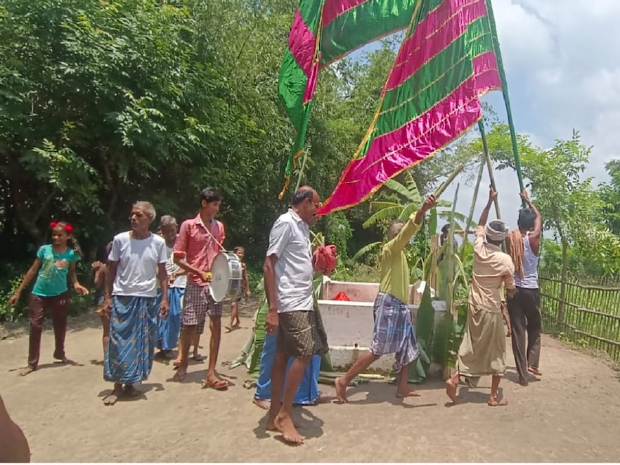  ग्रामीण प्रतिनिधि सदानंद तिर्की के मानें तो उस समय जब सभी लोग बाहर से आकर गांव में बस रहे थे तो एकमात्र मुस्लिम घर वकाली मियां का था. धीरे-धीरे बीमारी से उनके 7 बेटों का निधन हो गया. इस गम से जब वकाली मियां गांव छोड़कर जाने लगे तो उनसे ग्रामीणों ने वादा किया था कि इस मजार पर हमेशा मोहर्रम का आयोजन होता रहेगा. (फोटो: सुब्रत गुहा/न्‍यूज 18 हिन्‍दी)