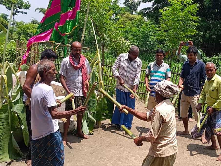  स्थानीय प्रतिनिधि और पूर्व प्रमुख मनोज मंडल कहते हैं कि इस मौके पर लोग इमामबाड़े की साफ-सफाई कर रंग-रोगन करते हैं. रंगीन निशान खड़ा कर चारों तरफ केला के पेड़ रोपते हैं. (फोटो: सुब्रत गुहा/न्‍यूज 18 हिन्‍दी)
