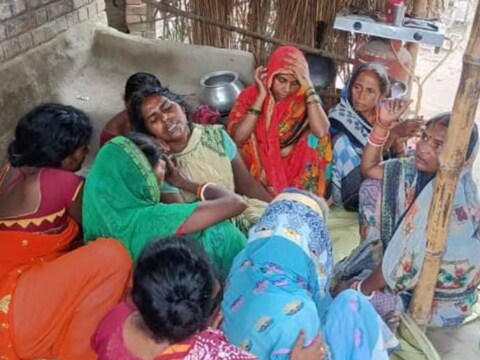 नवादा में हुई हत्या की इस वारदात के बाद शोक में डूबीं घर की महिलाएं.