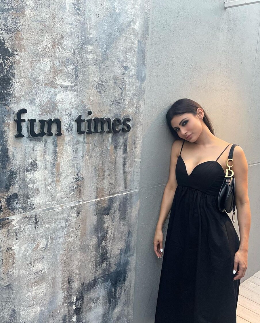  मौनी रॉय सपाट काली ड्रेस में बेहद ग्लैमरस लग रही हैं. (फोटो साभार: Instagram@imouniroy)