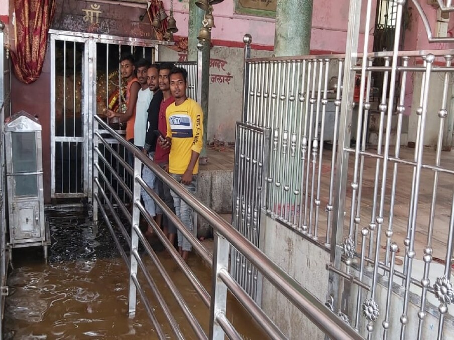  गंगा का पानी देश के 52 शक्तिपीठों में से एक और मुंगेर मुख्यालय से तकरीबन 3 किलोमीटर दूर अवस्थित चंडिका स्थान मंदिर में घुस गया. भारतीय कथाओं के अनुसार, यहां माता सती का बायां नेत्र गिरा था. इस कारण यहां नेत्र की पूजा होती है. (फोटो: अरुण कुमार शर्मा/न्‍यूज 18 हिन्‍दी)