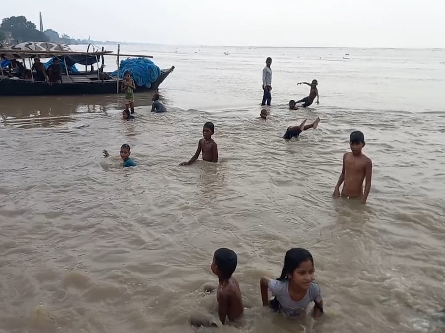 दर्जनों बच्चे दिन भर उफनती गंगा में नहाते और अटखेलियां करते नजर आते रहते हैं, जबकि घाट के पूरी तरह डूब जाने के कारण गहराई का अंदाजा लगा पाना काफी मुश्किल है. जिस ढंग से बच्चे-बच्चियां बाढ़ के पानी में अटखेलियां करते दिख रहे हैं, उसमें बड़ा हादसा होने की आशंका है. (अरुण कुमार शर्मा/न्‍यूज 18 हिन्‍दी)