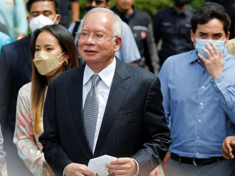 मलेशिया के पूर्वप्रधान मंत्री नजीब रजाक फेडरल कोर्ट से बाहर निकलते हुए. (फोटो रॉयटर्स)