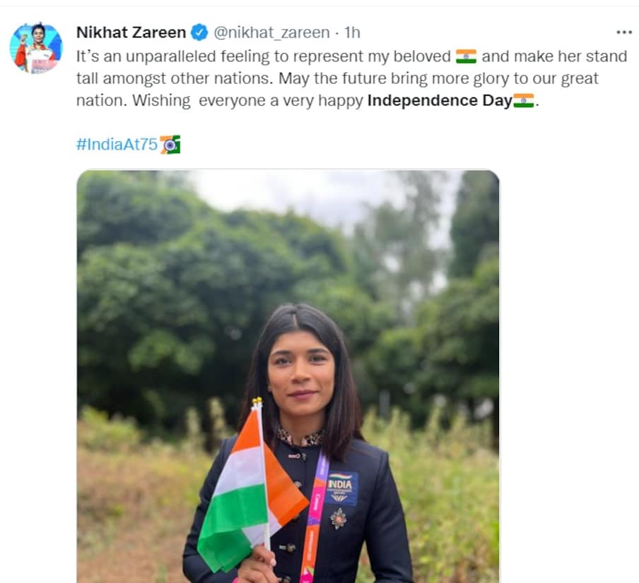  बर्मिंघम कॉमनवेल्थ गेम्स में महिला मुक्केबाजी में गोल्ड मेडल जीतने वाली निकहत जरीन ने भी हाथ में तिरंगा पकड़े अपनी तस्वीर सोशल मीडिया पर शेयर की और स्वतंत्रता दिवस की बधाई दी. उन्होंने लिखा, 'अपने देश का प्रतिनिधित्व करना और अन्य राष्ट्रों के बीच उसे खड़ा करने की भावना को बयां नहीं किया जा सकता है. भविष्य में देश का नाम और बुलंद हो. सभी लोगों को स्वतंत्रता दिवस की बधाई देती हूं.' (Nikhat zareen twitter)
