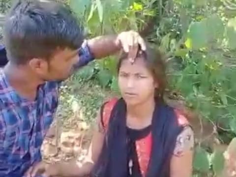मुंगेर में खड़गपुर झील घूमने आए एक प्रेमी जोड़े की शादी करा दी गई. प्रेमी ने खून से प्रेमिका की मांग भरी. (न्‍यूज 18 हिन्‍दी) 