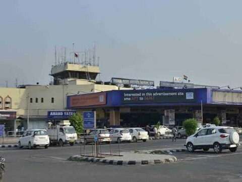 पटना के जय प्रकाश अंतरराष्ट्रीय हवाई अड्डा पर एक शख्स को पुलिस ने हिरासत में लिया है (न्यूज 18 हिन्दी)