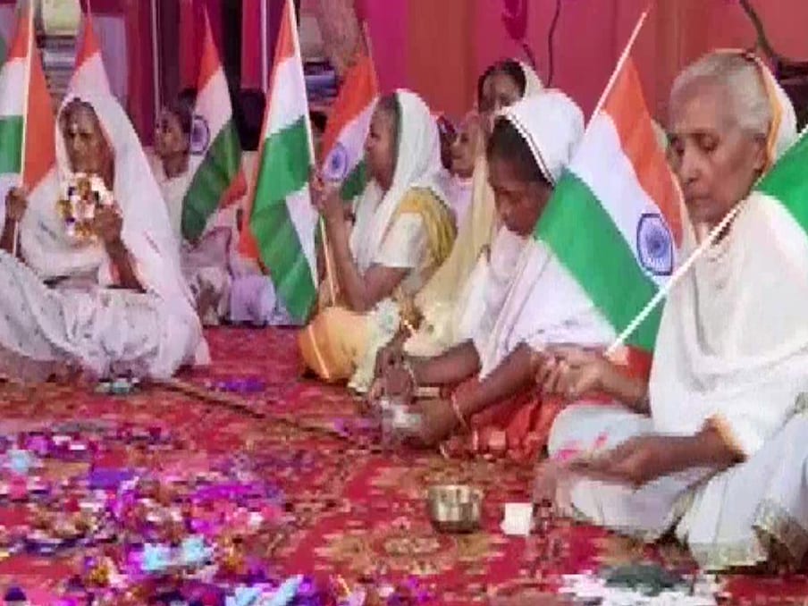 पीएम मोदी की फोटो वाली राखियों के अलावा इन महिलाओं ने तिरंगा भी तैयार किया है. बता दें कि इन दिनों उत्तर प्रदेश में ’हर घर तिरंगा’ अभियान चल रहा है. ऐसे में तिरंगे की डिमांड काफी बढ़ गई है.