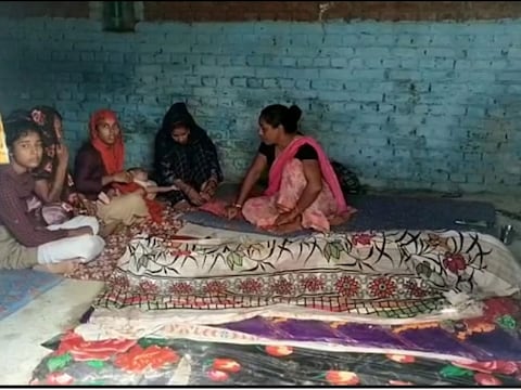 Pilibhit: दो धर्मों के बीच फंसी है मृतक के अंतिम संस्कार की प्रक्रिया 