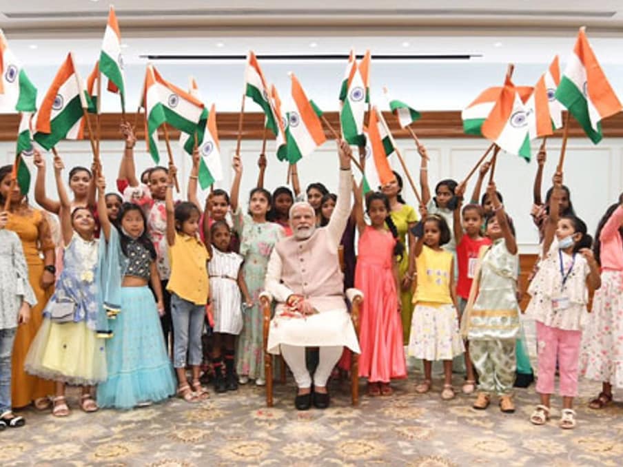  हर घर तिरंगा अभियान की शुरुआत अनोखे तरीके से करते हुए प्रधानमंत्री नरेंद्र मोदी ने अपने आधिकारिक आवास पर रक्षाबंधन समारोह में भाग लेने वाले प्रत्येक बच्चे को एक 'तिरंगा' दिया. (फोटो ANI)