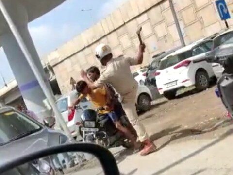 रॉन्ग साइड आने पर ये कैसी सजा, युवकों को कुल्हाड़ी लेकर काटने दौड़ा  पुलिसकर्मी, देखें Viral Video - policeman attacked with ax thrashed bike  rider video viral acp city ballabgarh ...