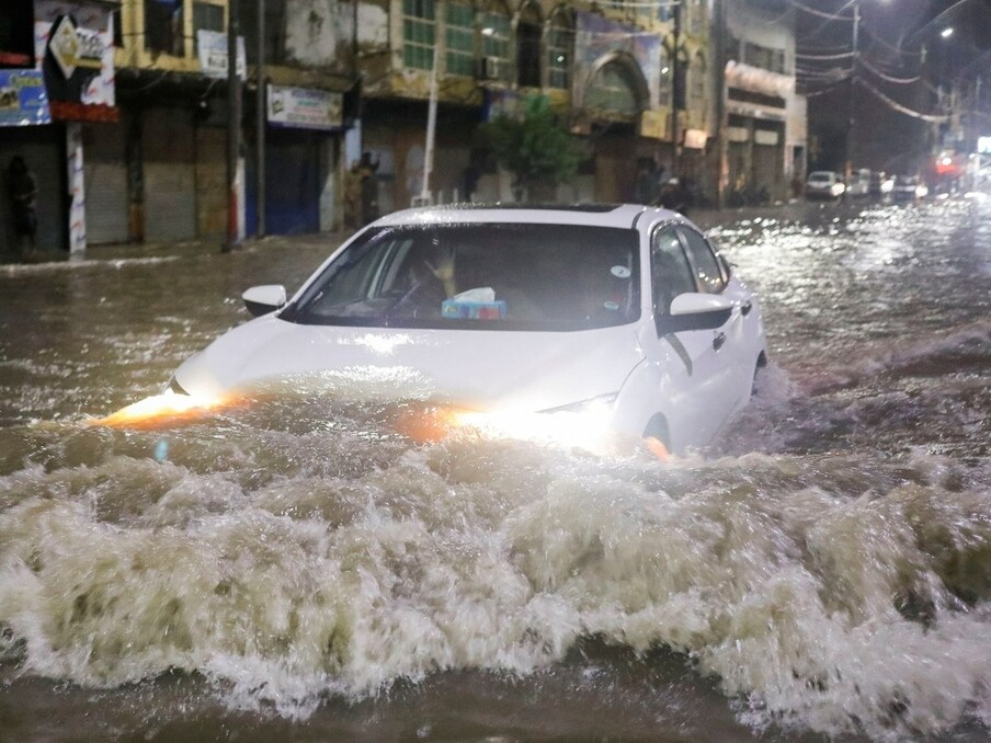  भारी बारिश के चलते मुंबई के कई इलाके जलमग्न हैं. इस बीच मौसम विभाग (IMD) ने आज 9 अगस्त से अगले 2 दिन तक तेज बारिश की संभावना जताई है. (फोटो twitter/ @PriyaBanubakode)