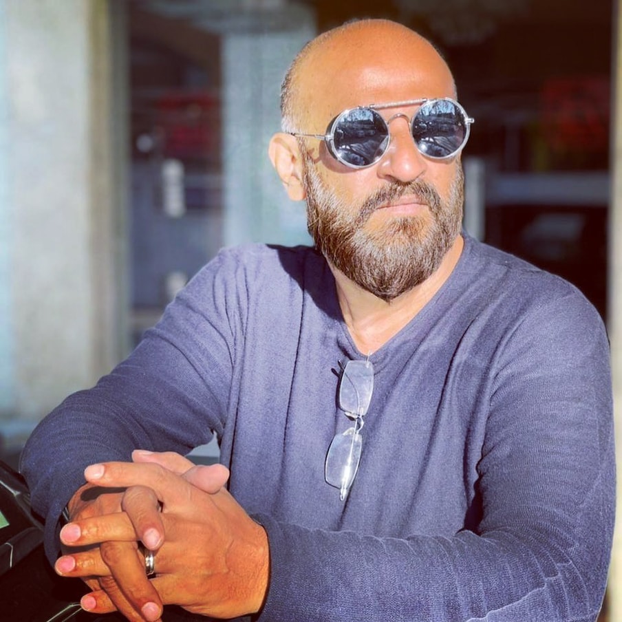  बॉलीवुड फिल्ममेकर डायरेक्टर राज कौशल की जान भी हार्ट अटैक ने ले ली. 50 साल के राज का निधन 30 जून 2021 में हुआ था. फेमस एक्ट्रेस और होस्ट मंदिरा बेदी के पति राज के अचानक निधन से पूरी इंडस्ट्री शॉक्ड रह गई थी. (File)