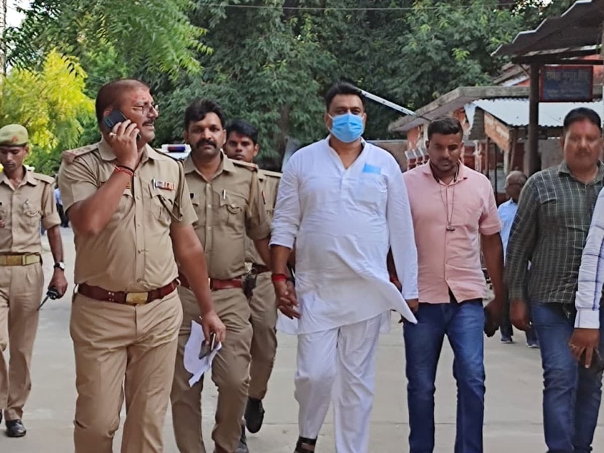 Ribi Rajan बाहुबली राजन तिवारी पर एक और मुकदमा, पेशी के दौरान पुलिसकर्मियों को दी ...